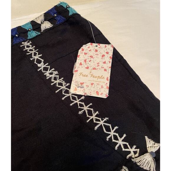 Free People F028P922 Black Petal Embellished Linen Shorts Size 2R MSRP $128 - Picture 8 of 9